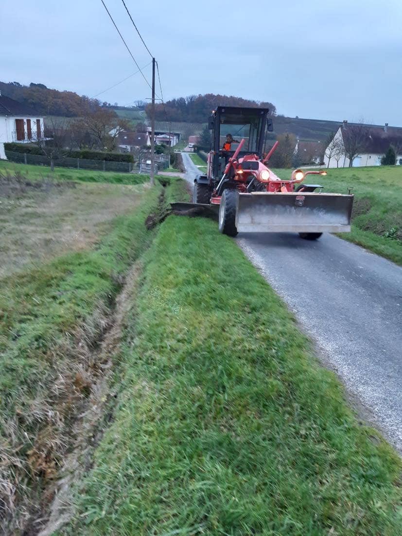 Entretien et curage des fossés prés de Blois  (41) 