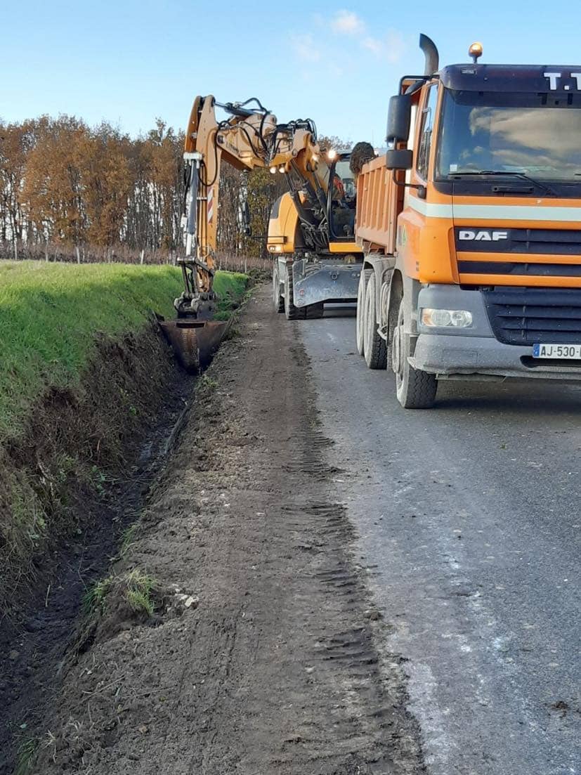 Entretien et curage des fossés prés de Blois  (41) 